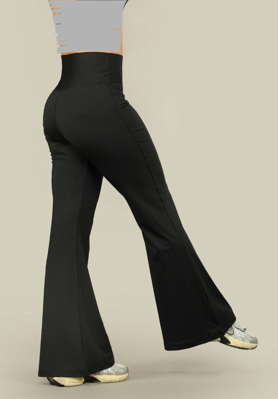 لگ ورزشی مشکی دمپا گشاد نایک با کمر پهن گنی و لوگوی کوچک نایک