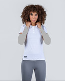 پولوشرت ورزشی زنانه نایک سفید با یقه قاپک دار و لوگوی مشکی