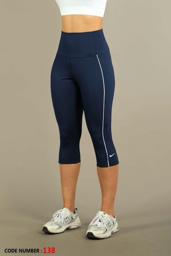 نمای جلو برمودا ورزشی زنانه نایک رنگ سرمهای با کمر پهن و فیت بدن