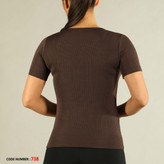 نمای پشت تیشرت نیم زیپ