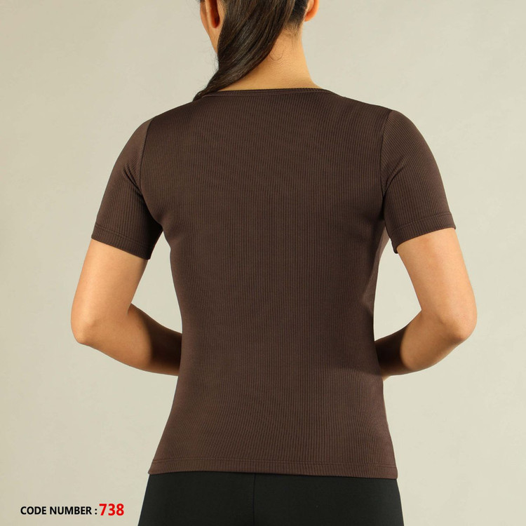 نمای پشت تیشرت نیم زیپ