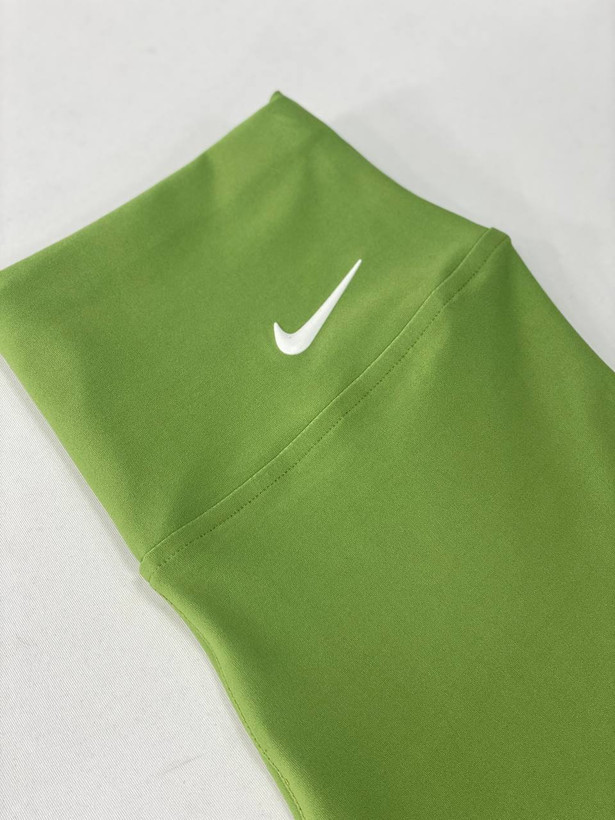 جزئیات کمر و لوگوی برمودای ورزشی NiKe