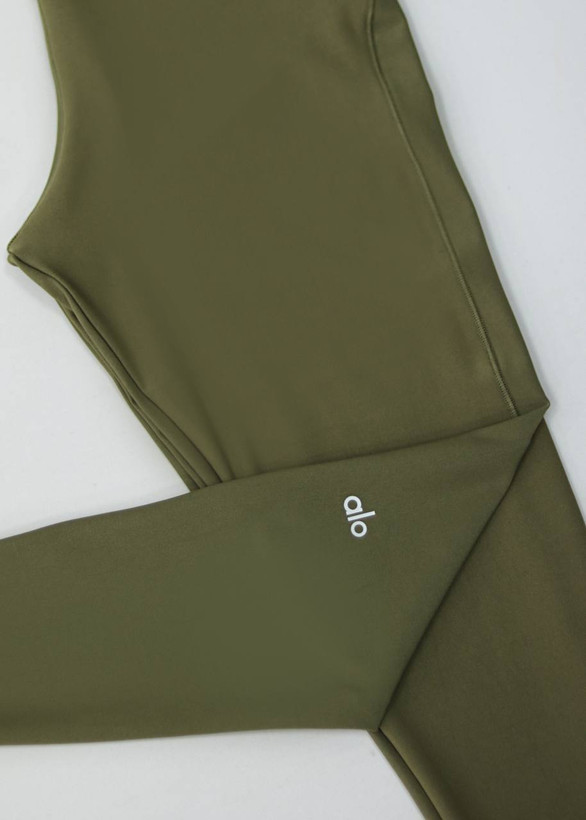 نمای نزدیک لگ ورزشی زنانه برشدار alo رنگ سبز زیتونی جنس غواصی